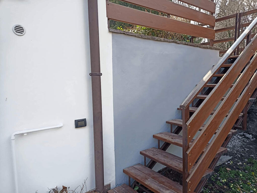 Verniciatura muretto Verniciatura muretto esterno grigio con tintura Sikkens