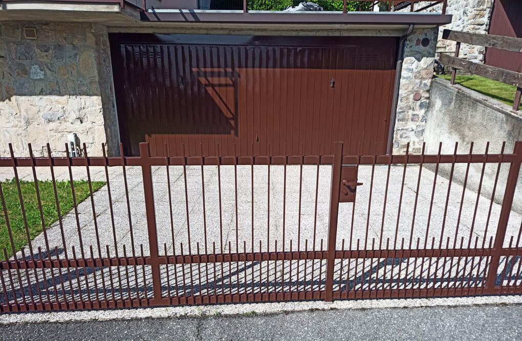 Verniciatura garage Verniciatura a smalto barriera e basculante in ferro